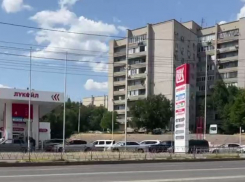 Выброшенные из жизни часы: волгоградцы считают потери из-за бензиновых очередей