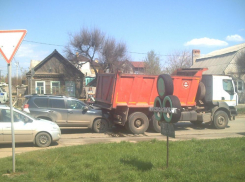 В Волгограде в тройном ДТП с самосвалом пострадали двое