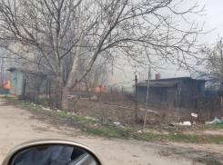  Крупный пожар вблизи жилого квартала на юге Волгограда попал на видео