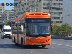 Элитная иномарка подрезала автобус в Волжском