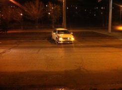 В Волгограде лихач на Volkswagen расшиб голову, протаранив столб