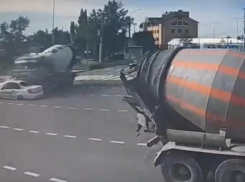 Опубликовано видео жуткой аварии на шоссе Авиаторов в Волгограде с КамАЗом и машиной каршеринга