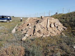 Кирпичи и блоки со стройплощадки компания РЖД выкидывает прямо в поле, - волгоградский общественник