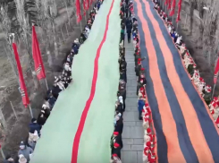Две 80-метровые ленты развернули на Мамаевом кургане