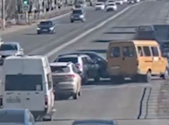 Странный водитель протаранил маршрутку и два авто в Волжском - видео