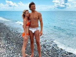 Девочка-веточка и Аполлон: Прохор Шаляпин с возлюбленной сфотографировались на берегу моря