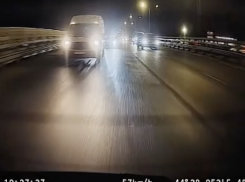 Безумный обгон Toyota попал на видео в Волгограде