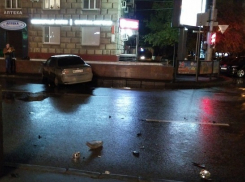Авто улетело в ограждение подземки после лобового столкновения в центре Волгограда