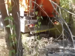 Волгоградцев возмутил сливающий черную жижу КАМАЗ у детской больницы