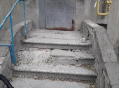 После публикации в «Блокнот Волгограда» жителям Кировского района начали чинить ступеньки у подъезда