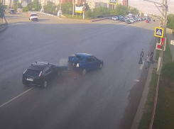 На видео попало ДТП перед туннелем на Тулака в Волгограде