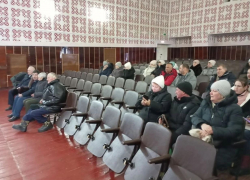 В холодных полупустых залах собрали волгоградцев обсудить планы на будущее