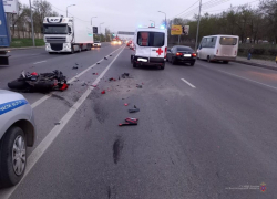 Волгоградец на мотоцикле врезался в машину скорой помощи: врачи борются за его жизнь