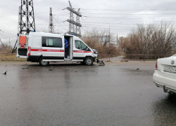Скорая попала в аварию у застывшей в пробке Волжской ГЭС: с другой стороны тоже ДТП 