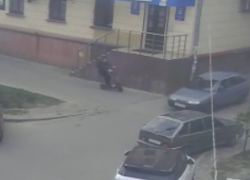 Волгоградка на электросамокате попала под колеса легковушки: видео 