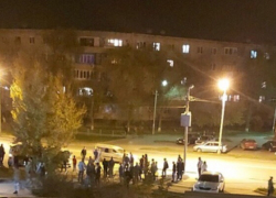 В Волжском пьяные мужчины угрожали оппоненту пистолетом