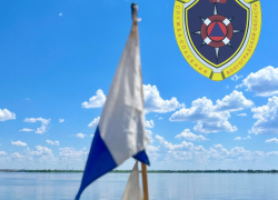 Лодка с тремя мужчинами перевернулась на пруду под Волгоградом