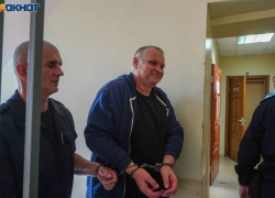 С улыбкой пришел в суд админ телеграм-канала Серенко с 12 уголовными делами