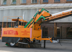 Подметально-уборочную машину протаранил ВАЗ в Волгограде: два человека в больнице