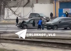 Последствие ДТП на юге Волгограда попало на видео