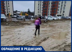 Вместо асфальта: грязевую дорогу волгоградцы чинят дверьми и старыми куртками