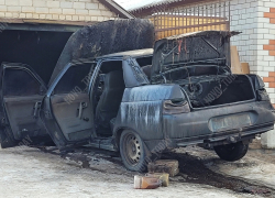 Легковушка вспыхнула рядом с жилыми домами под Волгоградом