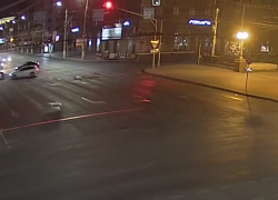 «Лада» пролетела на «красный»: авария с двумя пострадавшими в центре Волгограда попала на видео
