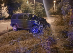 В Камышине УАЗ врезался в дерево: трое в больнице