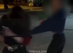 Длинноволосого чужака избили подростки в Волгограде: видео