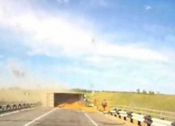 Грузовик с песком перевернулся на трассе в Волгоградской области: видео