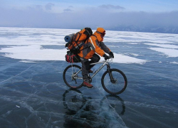 Экстремалы 10 дней будут ехать на велосипедах по льду от Саратова до Волгограда