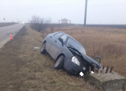 Водитель на Lada Priora вылетел в кювет и врезался в камень на трассе в Волгоградской области: 7-летняя девочка в больнице