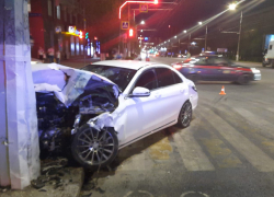 Два водителя в больнице: видео с места автокатастрофы в центре Волгограда 