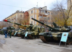 Военная техника выстроится в центре Волгограда 19 ноября