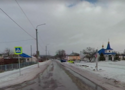 В Волгоградской области полицейская машина на лету врезалась в дом: фото