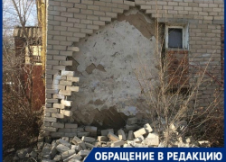 В жилом доме Волгограда обрушилась стена: 11 детей и их родители в опасности
