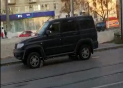 На видео попали машины, которые потеряли свои колеса на рельсах в центре Волгограда
