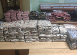 Пассажирка поезда из Ташкента до Волгограда пыталась контрабандой провезти крупную партию платьев и шапок