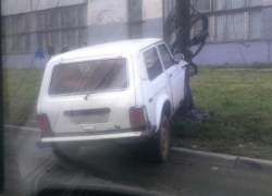 Водитель Chevrolet Niva снес столб на севере Волгограда 