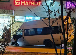 Маршрутка провалилась в яму в Краснооктябрьском районе Волгограда 