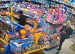 Похищение женщиной четырех кукол LOL в ТРЦ "Европа Сити Молл" попало на видео