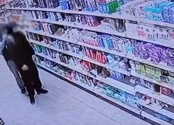 Напавшие на мужчину в автобусе подростки попались на краже продуктов