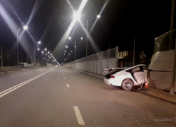 В Волгограде Audi А7 ночью врезался в ограждение: пятеро в больнице