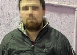 Избитых маму и бабушку выбросил в подъезд волгоградец