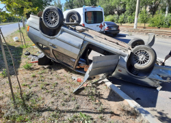 Под Волгоградом ВАЗ перевернулся у кольцевой дороги: водитель в больнице