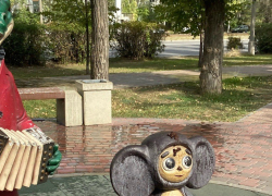 «Разыскивается засранец!»: под Волгоградом вандал нагадил на фигуру Чебурашки