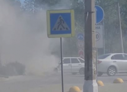 Дымом от горящего автомобиля заволокло улицу в Волгограде — видео 