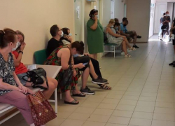 Загоном для скота с 7-часовой очередью назвали ковид-центр при поликлинике в Волгограде