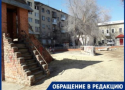 Волгоградцы жалуются на захламлённый детский замок возле гимназии №3