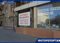 Фотограф показал, как сами волгоградцы уродуют объекты культурного наследия на Советской